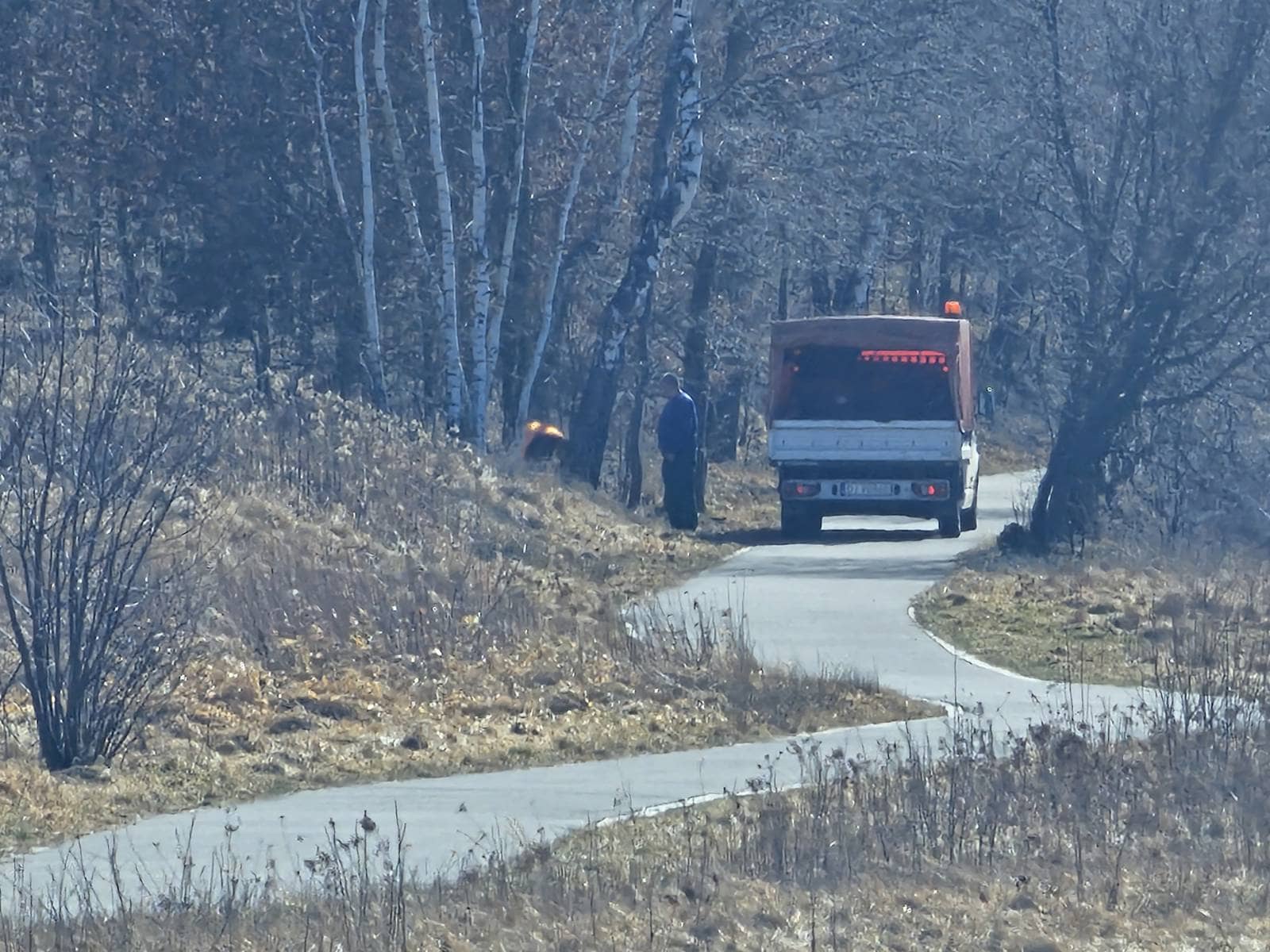 Ławka z widokiem na… śmieci. I na szczęście — na sprzątających