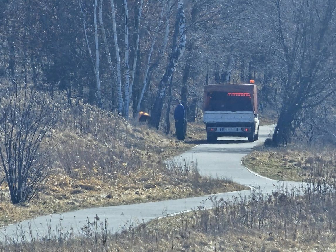 Ławka z widokiem na… śmieci. I na szczęście — na sprzątających