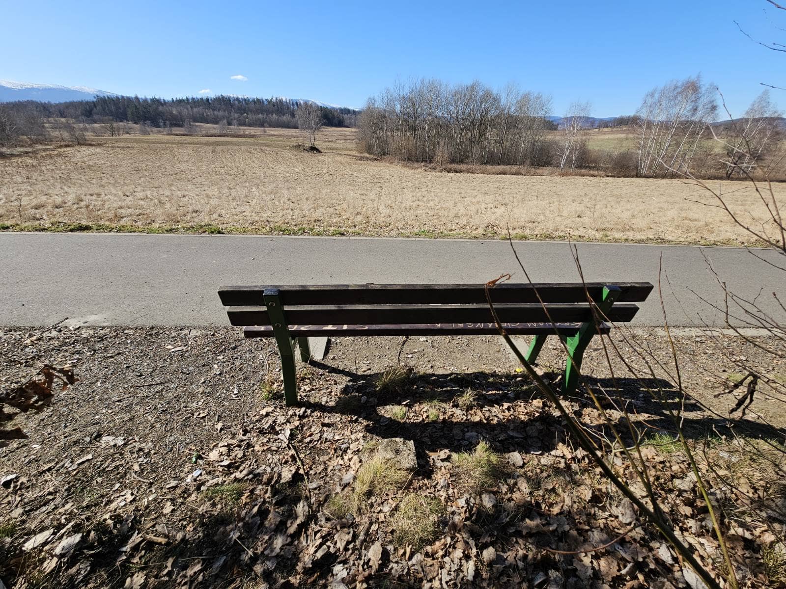 Ławka z widokiem na… śmieci. I na szczęście — na sprzątających
