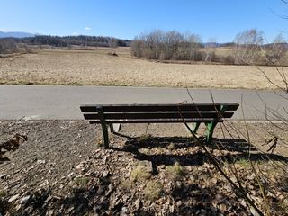 Ławka z widokiem na… śmieci. I na szczęście — na sprzątających
