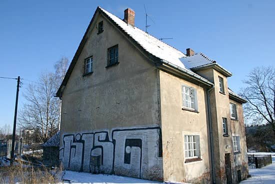 Wandale niszczą mury