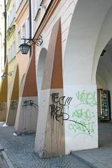 Wandale niszczą mury