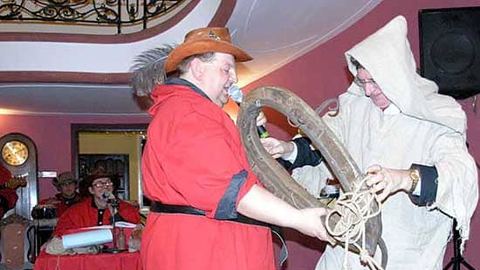 Wojewoda Krzysztof Grzelczyk (z mikrofonem) wymawia się od otrzęsin.
