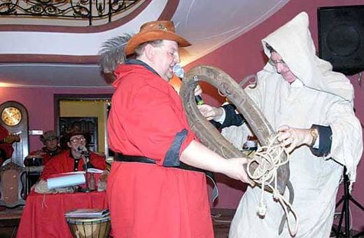 Wojewoda Krzysztof Grzelczyk (z mikrofonem) wymawia się od otrzęsin.