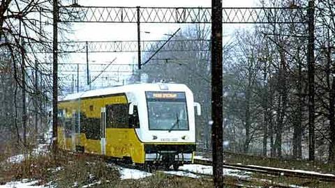 Szynobus mknie ku dworcowi głównemu.