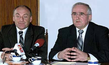 Czesław Lang i Józef Kusiak przed podpisaniem umowy. Miny świadczą, że negocjacje łatwe nie były.