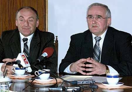 Czesław Lang i Józef Kusiak przed podpisaniem umowy. Miny świadczą, że negocjacje łatwe nie były.