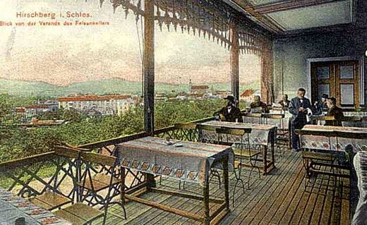 Widok z werandy restauracji Skalna Piwnica. Miło zjeść obiad w takim otoczeniu.
