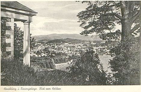 Widok z Helikonu. Obok - świątynia dumania.