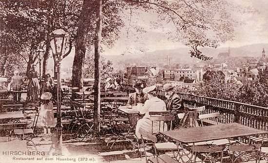 Restauracja na Hausbergu. W tle - Jelenia Góra.