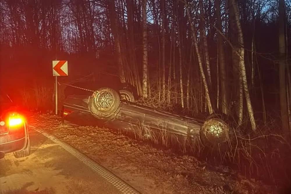 Mercedes wylądował na dachu