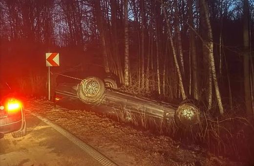 Mercedes wylądował na dachu
