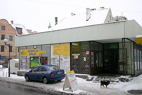 Nawet zwolennik nowoczesnej architektury stwierdzi, że taki pawilon na starówce to szkarada.