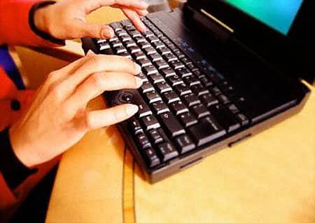 Wirtualna fala jest tym bardziej niebezpieczna, że wiadomości umieszczane w internecie żyją dłużej niż ustna plotka.