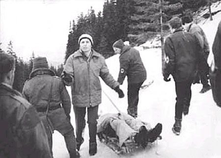 Ratownicy zwożą rannych z lawiniska w marcu 1968 roku.