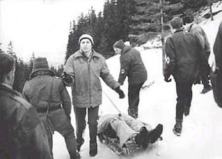 Ratownicy zwożą rannych z lawiniska w marcu 1968 roku.