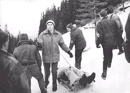 Ratownicy zwożą rannych z lawiniska w marcu 1968 roku.