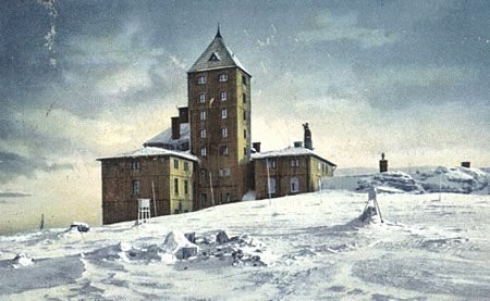 Schronisko z wieżą widokową na Śnieżnych Kotłach. Tam co roku schodzą lawiny, ale nie ma szlaków turystycznych.