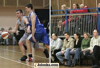 Lider Sudetów Piotr Kozyra (po lewej) oraz obserwujące mecz koszykarki AZS KK - Małgorzata Myćka i Monika Krawczyszyn-Samiec (na górze po prawej).