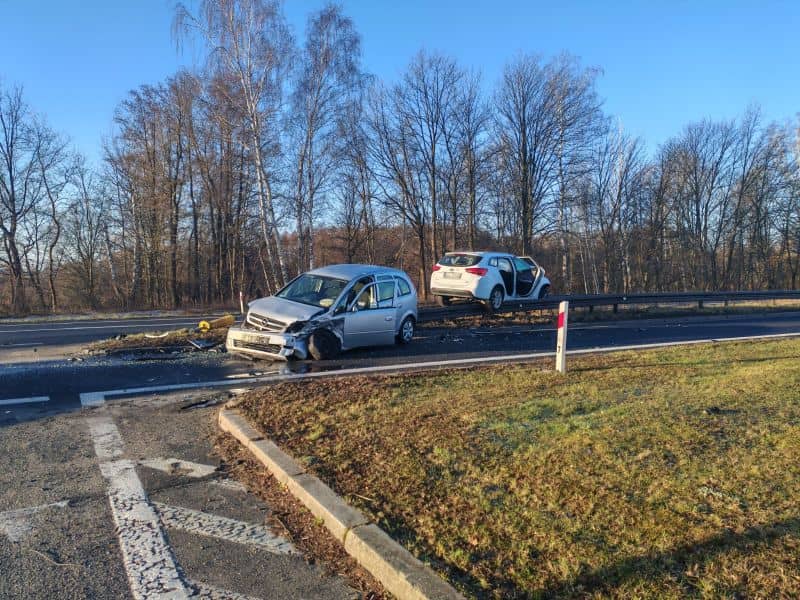 Opel wymusił pierwszeństwo – dziecko w szpitalu