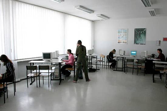 Komputer w szkołach to wciąż częściej narzędzie rozrywki niż pomoc naukowa.