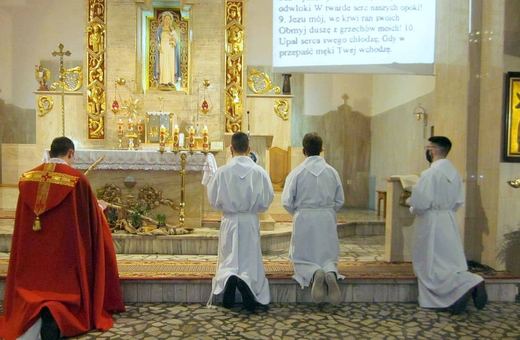 Papież zachęca Polaków do udziału w "Gorzkich żalach"