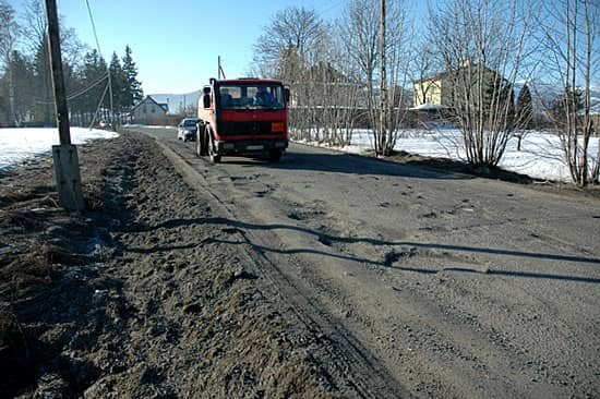 Piękne Karkonosze, a na pierwszym planie podziurawiona nawierzchnia szosy.