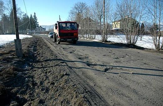 Piękne Karkonosze, a na pierwszym planie podziurawiona nawierzchnia szosy.