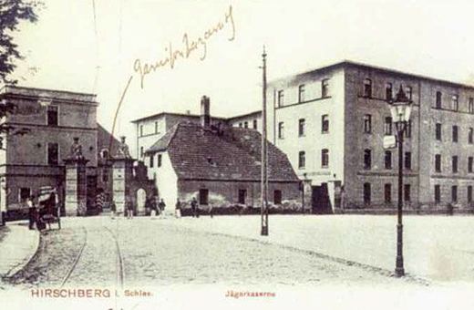 Koszary strzelców na początku XX wieku. Po prawej – dawna cukrownia.