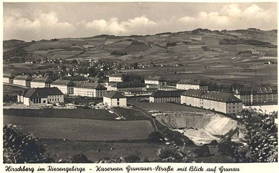Widok na koszary przy Grunauerstrasse ze starych koszar Waldersee. Widoczny wykop dla tunelu pod wiaduktem kolejowym.