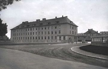 Wjazd do obiektu jeszcze bez posągów jeleni.