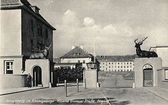Wartownik strzeże potężnego kompleksu koszar. Towarzyszą mu słynne jelenie.