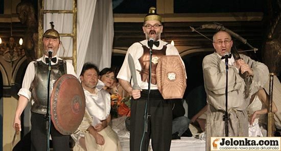 Krzysztof Rogacewicz z kolegami na scenie.