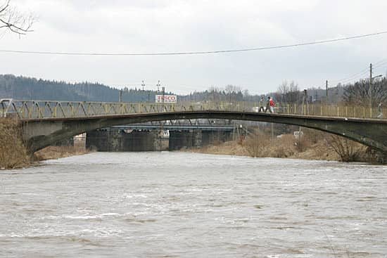 Cicha woda brzegi rwie
