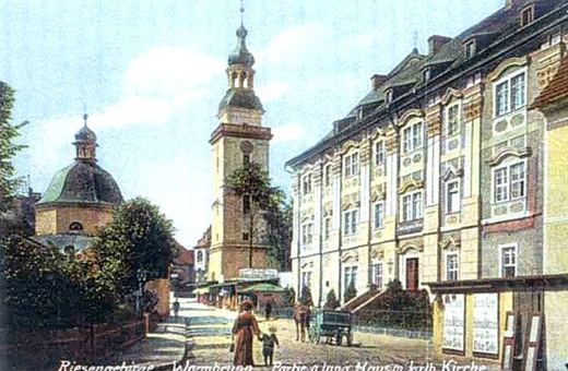 Cieplicki Dom Opata (Długi Dom) oraz wieża kościoła katolickiego św. Jana Chrzciciela.