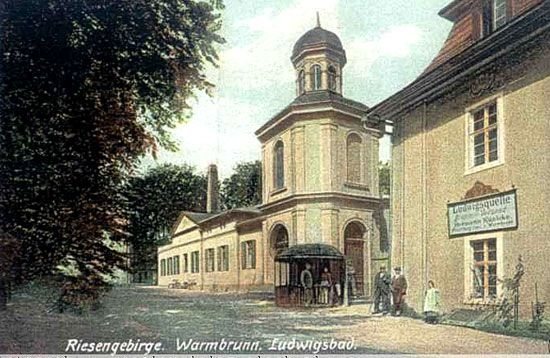 Ten sam budynek. Widać altanę, najpewniej tam wydawano wodę ze źródła Ludwik.