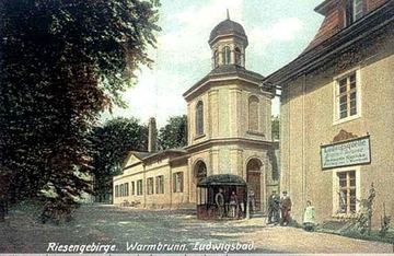 Ten sam budynek. Widać altanę, najpewniej tam wydawano wodę ze źródła Ludwik.