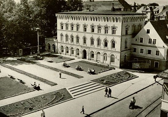 A to już lata 60. wieku minionego – spojrzenie na pawilon Lalka i klomby. Oglądający ma wrażenie, że w PRL było tam ładniej niż dziś.