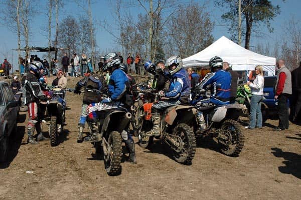 Motocyklowe ewolucje i skoki były magnesem dla widzów.