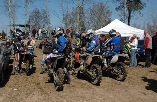 Motocyklowe ewolucje i skoki były magnesem dla widzów.