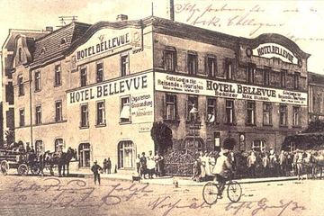 Hotel Bellevue w latach świetności. Za polskich czasów Hotel Warszawski i podobno burdel. Później – między innymi – mieszkali tam Grecy.