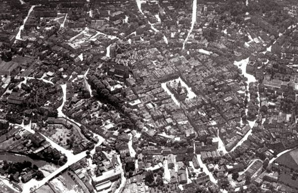 Widok lotniczy Hirschbergu z lat II Wojny Światowej. Miasto nie zostało zniszczone.