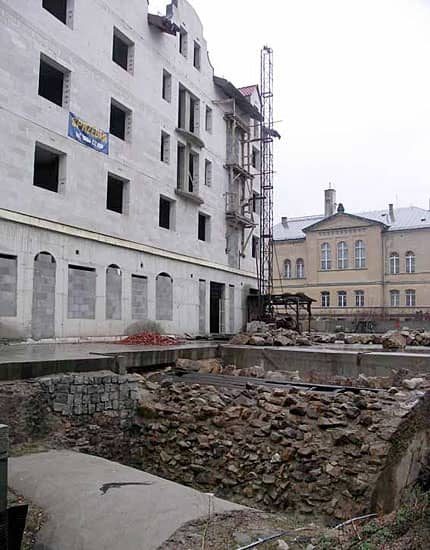 Widoczne sklepienia wczesnogotyckich piwnic.