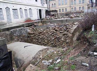 Około 200 metrów od tego miejsca jest ratusz.