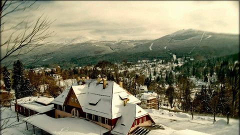 Najlepszy widok na Karkonosze – z tarasu obok dworca w Szklarskiej Porębie