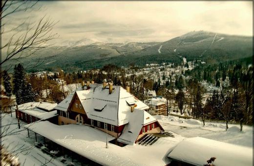 Najlepszy widok na Karkonosze – z tarasu obok dworca w Szklarskiej Porębie