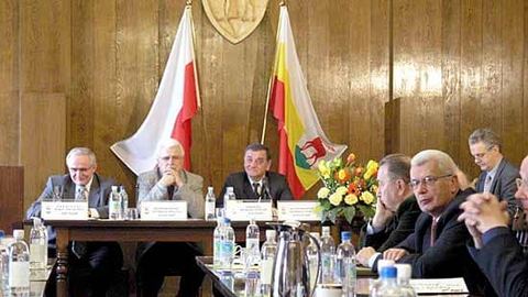 Prezydent z rozbawieniem słucha mowy Roberta Prystroma. Co dalej z KSON – zdecyduje rada miasta.