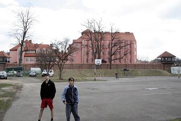 Strażnica widziana z perspekywy okolicznych kamienic.