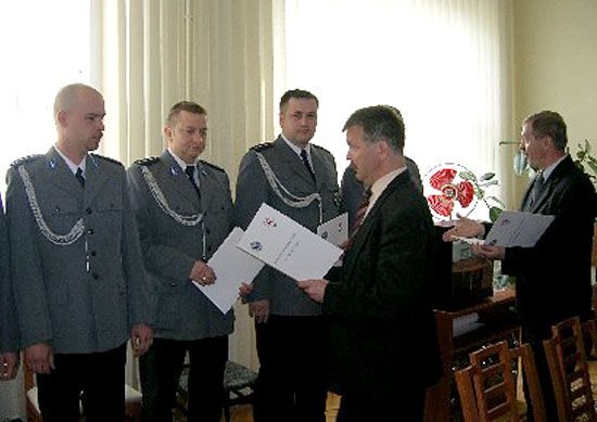 Komendant Ciosmak wręcza nominacje.