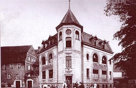 Łaźnia miejska na rogu Aussere Burgstrasse i Dunkle Burgstrasse (Podwale i Grodzka) Dziś kamienica komunalna. Domów z tyłu nie ma.